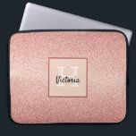 Funda Para Portátil Purpurina de oro rosa rosa rosa rosa brillante mon<br><div class="desc">Girona y elegante. Un patrón purpurina de gradiente de oro rosa. Personaliza y agrega tu nombre. Un marco con espacio para su nombre y letra de monograma. Letras blancas y negras. Glam para chicas,  chicas adolescentes y mujeres.</div>