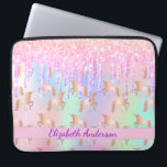 Funda Para Portátil Purpurina de unicornio gotea un nombre morado rosa<br><div class="desc">Un fondo de diseño de color arcoiris con unicornio y colores pastel de arcoiris en rosa, violeta, dorado rosa, verde menta. Decorada con goteo falso purpurina en oro rosa, rosa y morado y un patrón de unicornio dorado. Personalice y agregue un nombre, letras de color púrpura, escritas con un guión...</div>