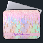 Funda Para Portátil Purpurina de unicornio gotea un nombre morado rosa<br><div class="desc">Un fondo de diseño de color arcoiris con unicornio y colores pastel de arcoiris en rosa, violeta, dorado rosa, verde menta. Decorada con goteo falso purpurina en oro rosa, rosa y morado y un patrón de unicornio dorado. Personalice y agregue un nombre, letras de color púrpura, escritas con un guión...</div>