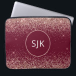Funda Para Portátil Purpurina Monograma Rubor Rosa Rosa Rosa Oro Borgo<br><div class="desc">Rubor Pink - Rosa Gold y Burgundy Red Faux Purpurina y Sparkle Elegant Monogrammed Initials Funda. Este funda se puede personalizar para incluir su nombre inicial y su nombre de pila.</div>
