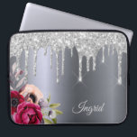 Funda Para Portátil Purpurina plateado gotea florines nombre<br><div class="desc">Purpurina falso plateado goteo,  pinta goteo sobre un fondo falso plateado metálico. Flores de color burdeos y oro rosa. Plantilla para su nombre. El nombre en gris claro está escrito con una escritura de estilo moderno y a la moda con letras a mano.</div>