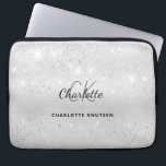 Funda Para Portátil Purpurina plateado monogramado<br><div class="desc">Un clásico fondo metálico de imitación plateada. Decorada con polvo falso purpurina. Personalice y agregue su nombre,  iniciales de monograma y nombre completo.</div>