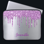 Funda Para Portátil Purpurina púrpura plateado goteo nombre niñita<br><div class="desc">Una elegante caja de ipad de glamur y gambas. goteo de purpurina de imitación púrpura,  goteo de pintura. Moda imitación de fondo metálico plateado. Inserte su nombre,  escrito con un guión de estilo moderno con letras a mano. Letras de color púrpura.</div>