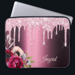 Funda Para Portátil Purpurina rosa de Borgoña gotea flores nombre<br><div class="desc">Purpurina de imitación rosada goteo,  pinta goteo en un fondo burdeos de aspecto metálico. Flores de color burdeos y oro rosa. Plantilla para su nombre. El nombre en rosa pastel está escrito con una escritura de estilo moderno y a la moda,  con letras a mano.</div>