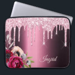 Funda Para Portátil Purpurina rosa de Borgoña gotea flores nombre<br><div class="desc">Purpurina de imitación rosada goteo,  pinta goteo en un fondo burdeos de aspecto metálico. Flores de color burdeos y oro rosa. Plantilla para su nombre. El nombre en rosa pastel está escrito con una escritura de estilo moderno y a la moda,  con letras a mano.</div>