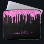 Funda Para Portátil Purpurina rosa negro gotea guion brillante<br><div class="desc">Un elegante manga portátil de glamur y gentil. Purpurinas falsos de color rosa y morado gotean. Un fondo negro de moda. Personalice y añada un nombre, escrito con un gran guión de estilo escrito a mano con letras con guiones. Letras de color rosa. Para que los cambios sólo eliminen el...</div>