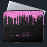 Funda Para Portátil Purpurina rosa negro gotea guion brillante<br><div class="desc">Un elegante manga portátil de glamur y gentil. Purpurinas falsos de color rosa y morado gotean. Un fondo negro de moda. Personalice y añada un nombre, escrito con un gran guión de estilo escrito a mano con letras con guiones. Letras de color rosa. Para que los cambios sólo eliminen el...</div>