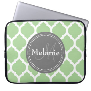 Funda Para Portátil Quatrefoil verde y gris de salvia monogramada