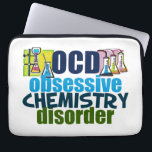 Funda Para Portátil Química divertida<br><div class="desc">Regalo divertido del profesor de la química que lee desorden obsesivo de la química de OCD al lado de los cubiletes de la ciencia por completo de las sustancias químicas para un experimento. Un comandante fresco de la química presente para un científico.</div>