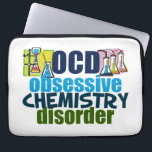 Funda Para Portátil Química divertida<br><div class="desc">Regalo divertido del profesor de la química que lee desorden obsesivo de la química de OCD al lado de los cubiletes de la ciencia por completo de las sustancias químicas para un experimento. Un comandante fresco de la química presente para un científico.</div>