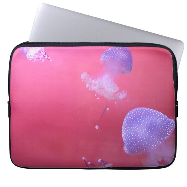 Funda Para Portátil Quirky Jellyfish in the Pink Water (Frente)