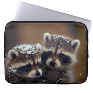 Funda Para Portátil Raccoons de bebé se apiñan en la nieve en caída