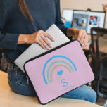 Funda para portátil Rainbow Lilac Monograma<br><div class="desc">Funda para portátiles Rainbow Lilac Monogram Proteja su portátil con este fondo de color arcoiris, púrpura pálido y manga para portátil beige. Fácilmente personalizarlo con su propio nombre (o cualquier otro nombre) pulsando en el botón "PERSONALIZAR ESTA PLANTILLA". Esta funda portátil es para aquellos que deseen proteger el portátil con...</div>
