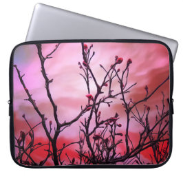 Funda Para Portátil Ramas Oscuras, Ropa Roja Y Cielo Feroz