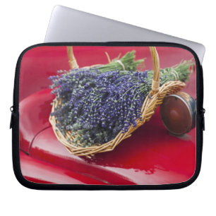 Funda Para Portátil Ramos de lavanda descansan en una vieja camioneta 