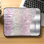 Funda Para Portátil Rayas de tigre de diamante rosado personalizadas<br><div class="desc">Este diseño de moda presenta una imagen digital compuesta por chips de diamante brillantemente iridiscentes dispuestos en un patrón que imita las rayas de tigre en brillantes tonos rosados y morados. Una imagen de Relieve metalizado plateado a la derecha en forma de onda bordeada de purpurina de imitación plateada proporciona...</div>