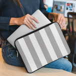 Funda Para Portátil Rayas grises, franjas blancas, patrón rayado<br><div class="desc">Elegantes,  elegantes y sofisticadas rayas de color gris y blanco. Un regalo moderno y de moda,  perfecto para los amantes de las rayas de su vida.</div>