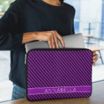 Funda Para Portátil Rayas púrpura modernas<br><div class="desc">Añada un toque elegante y elegante a su tecnología con esta funda de portátil de banda violeta moderna. Con un diseño contemporáneo de audaces y sutiles rayas violetas, esta manga exuda elegancia y sofisticación, convirtiéndola en el accesorio perfecto para el trabajo, la escuela o el viaje. Fabricado con neopreno ligero...</div>