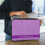 Funda Para Portátil Rayas púrpura modernas<br><div class="desc">Añada un toque elegante y elegante a su tecnología con esta funda de portátil de banda violeta moderna. Con un diseño contemporáneo de audaces y sutiles rayas violetas, esta manga exuda elegancia y sofisticación, convirtiéndola en el accesorio perfecto para el trabajo, la escuela o el viaje. Fabricado con neopreno ligero...</div>