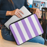 Funda Para Portátil Rayas púrpuras, franjas blancas, patrón rayado<br><div class="desc">Elegantes,  elegantes y sofisticadas rayas de color violeta y blanco. Un regalo moderno y de moda,  perfecto para los amantes de las rayas de su vida.</div>