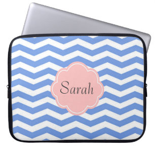 Funda Para Portátil Rayas zigzag de chevron azul de moda con nombre