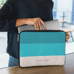 Funda Para Portátil Rayo horizontal de la vista de la playa azul de ve<br><div class="desc">La manga de un ordenador portátil de rayas horizontales y azul veraniego es perfecta para los amantes de la paleta de colores oceánicos y frescos. Da un aspecto de playa a tu manga portátil.</div>