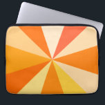 Funda Para Portátil Rayos geométricos enrrollados modernos 60s del<br><div class="desc">Esta cadera,  diseño retro del arte pop 60s-inspired tiene los rayos/resplandores solares anaranjados psicodélicos que tiran hacia fuera en un modelo geométrico. Este enrrollado,  minimalista,  el diseño ultra-MOD tiene doce rayos en sombras diversas del naranja. Es maravilloso,  bebé.</div>