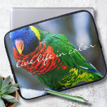 Funda Para Portátil Red Green Lorikeet Bird Photo Live Life in Color<br><div class="desc">Siga la delantera de este pequeño tipo rojo, azul, verde y amarillo y asegúrese de vivir la vida al máximo, "viviendo la vida a color". Esta feliz manga de neoprene portátil fotográfica de varios matices te dará una sonrisa cada vez que la veas. Esta funda portátil tiene tres tamaños: 15",...</div>