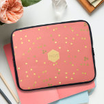 Funda Para Portátil Relieve metalizado dorado rosado de coral Sprinkis<br><div class="desc">Añade tus iniciales a este funda de portátil color rosa bonito con rociadores de Relieve metalizado de oro falso</div>