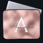 Funda Para Portátil Relieve metalizado metálico rosa rosa dorado espum<br><div class="desc">Relieve metalizado metálico Rosa Gold Faux y elegante Funda Monograma. Este funda se puede personalizar para incluir su nombre inicial y su nombre de pila.</div>