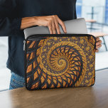 Funda Para Portátil Resumen fractal de espiral de oro negro<br><div class="desc">Este producto presenta un arte fractal de espiral geométrica abstracta en tonos negros y dorados.</div>
