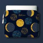 Funda Para Portátil Resumen Patrón cósmico personalizado<br><div class="desc">Patrón divertido y abstracto de la luna y las estrellas en un fondo azul oscuro con acentos de Relieve metalizado dorado impreso.</div>