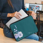 Funda Para Portátil Resumen Verde azulado floral elegante<br><div class="desc">Elegante manga de portátil Floral Verde azulada Abstract. Proteja su portátil con esta funda de portátil verde azulada y de color beige con un patrón abstracto. Fácilmente personalizarlo con su propio nombre (o cualquier otro nombre) pulsando en el botón "PERSONALIZAR ESTA PLANTILLA". Esta manga portátil es para aquellos que deseen...</div>