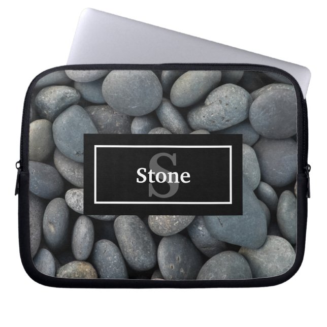 Funda Para Portátil Rocas fluviales con nombre y monograma (Frente)