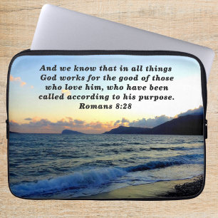 Funda Para Portátil Romanos 8:28 Sabemos Que En Todas Las Cosas Versíc
