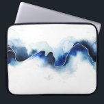 Funda Para Portátil Romper glacial<br><div class="desc">Rompimiento glacial III por Grace Popp. Una línea azul espesa y vibrante,  en tonos azules profundos,  contra un fondo blanco inflexible.</div>