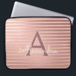 Funda Para Portátil Rosa de Rubor y monograma de las rayas del oro<br><div class="desc">El Relieve metalizado dorado rosado y falso de Rubor raya la caja elegante del monograma. Este caso se puede modificar para requisitos particulares para incluir su inicial y nombre.</div>