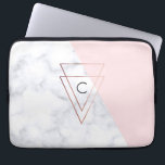 Funda Para Portátil rosa elegante de oro triángulos de mármol blanco r<br><div class="desc">Diseño geométrico moderno con mármol blanco falso y bloques de color rosa,  trángulos de oro falsos rosas.</div>