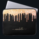 Funda Para Portátil Rosa negro purpurina oro gotea nombre glamoroso<br><div class="desc">Un elegante manga portátil de glamur y gentil. Purpurina de oro falso gotea, pinta goteando. Un fondo negro de moda. Personalice y agregue un nombre, escrito con un estilo de escritura con letras a mano moderno y con cambios. Letras de colores dorados. Para que los cambios sólo eliminen el nombre...</div>