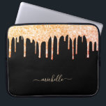 Funda Para Portátil Rosa negro purpurina oro gotea nombre glamoroso<br><div class="desc">Un elegante manga portátil de glamur y gentil. Purpurina de oro falso gotea, pinta goteando. Un fondo negro de moda. Personalice y agregue un nombre, escrito con un estilo de escritura con letras a mano moderno y con cambios. Letras de colores dorados. Para que los cambios sólo eliminen el nombre...</div>