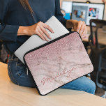 Funda Para Portátil Rosa personalizado Purpurina de oro Modelo Rubor d<br><div class="desc">Hermoso diseño contemporáneo gris, malva, blanco y rosa de purpurina metalizado. Con espacio para personalizar o personalización con el nombre, el monograma o las iniciales de su elección. Diseño hipster, original, moderno y caprichoso para la elegante diva de moda artística o de moda artística, trendsetter de cadera, estilo de arte...</div>
