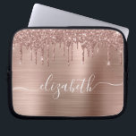 Funda Para Portátil Rosa Purpurina de goteo de oro personalizado<br><div class="desc">Moda personalizada y funda para portátil giratoria con rosa de purpurina de imitación de oro que gotea sobre un fondo de Relieve metalizado metálico falso de oro rosa. Monograma con tu nombre en un elegante guión en blanco a la moda con toques.</div>