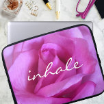 Funda Para Portátil Rosa rosa caliente Foto Inhale Cita moderna simple<br><div class="desc">Una foto de primer plano de una rosa violeta rosada te hace querer "parar y oler las flores". Relájese e inhale la belleza de esta fotografía cada vez que utilice esta impresionante manga de neopreno para portátiles. Esta funda portátil tiene tres tamaños: 15", 13" y 10". Hace un gran regalo...</div>