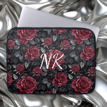 Funda Para Portátil Rosas de Borgoña con fondo negro monogramado<br><div class="desc">rosas y follaje de bonito burdeos con fondo negro sin fisuras de patrón floral monogramado de la manga de la laptop .</div>