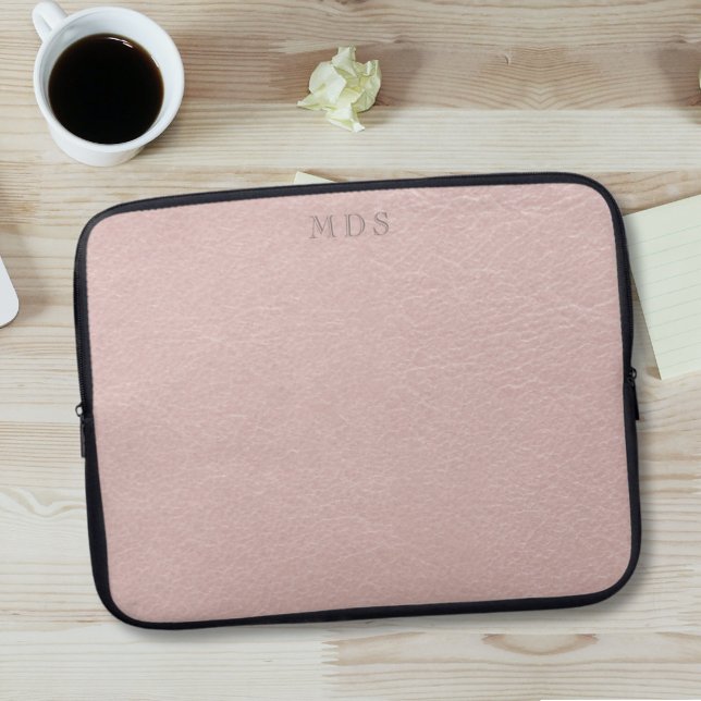 Funda para portátil Rubor Pink Modern Monograma (Just add your initials to this elegant faux leather look laptop sleeve)