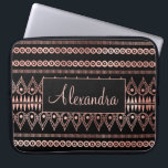 Funda Para Portátil Rubor Pink - Monograma del patrón de boho de oro R<br><div class="desc">Estuche Rubor Pink - Bohemian (Boho)Tribal Girly Pattern Monograma Personalizado Smart Phone Relieve metalizado Rosa de Faux de oro. Póngase en contacto con el diseñador para obtener elementos coincidentes personalizados.</div>