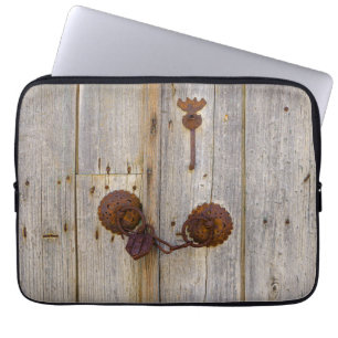 Funda Para Portátil Rusto candado de hierro antiguo en una puerta de m