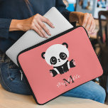 Funda Para Portátil Salmón personalizado monograma corto con panda<br><div class="desc">Un lindo oso panda sentado en el suelo sobre un fondo de salmón. Personalice con su monograma y nombre o elimine texto en cuadros de texto sin nombre.</div>