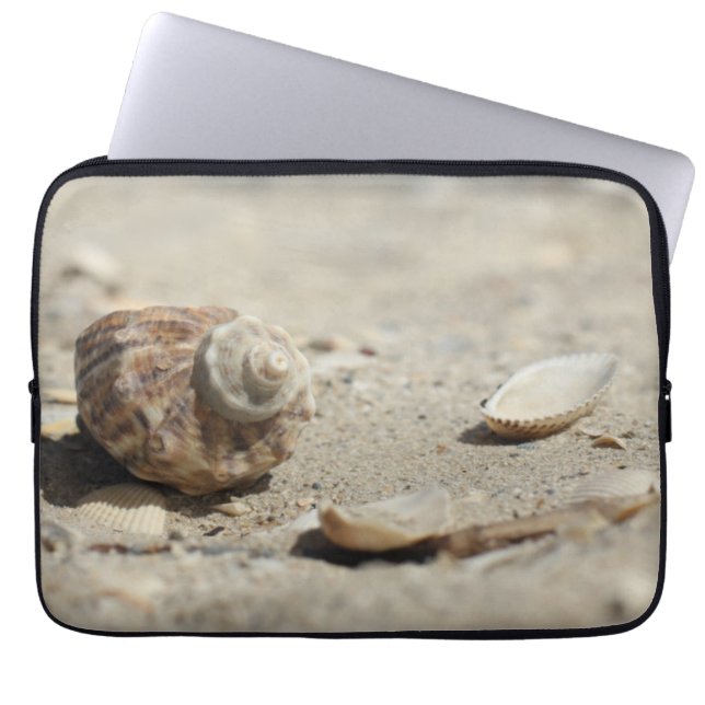 Funda Para Portátil Seashells en la arena por el mar (Frente)