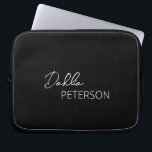 Funda Para Portátil Sencillo negro elegante contemporáneo moderno<br><div class="desc">Moderno manga de portátil negro con un diseño sencillo y mínimo personalizado con su nombre en un guión elegante y letra sans serif contemporánea.</div>